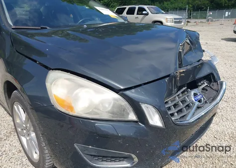 2013 Volvo S60 T5/T5 Platinum/T5 Premier/T5 Premier Plus z USA, uszkodzony, nr VIN YV1612FS1D2209005